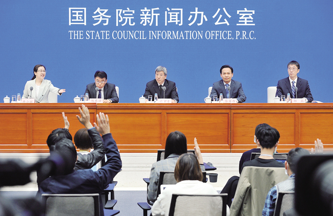 税务总局相关负责人在国务院政策例行吹...